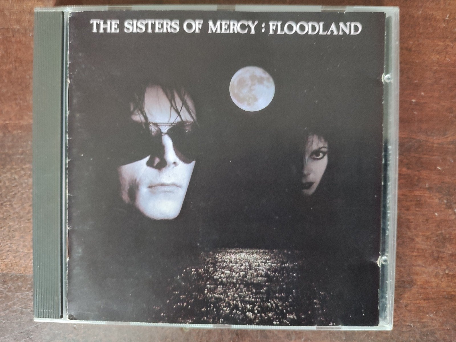 CD : SISTERS OF MERCY - FLOODLAND (Reissue 1999 : 2 bonustr), CD & DVD, CD | Rock, Enlèvement ou Envoi, Réédition