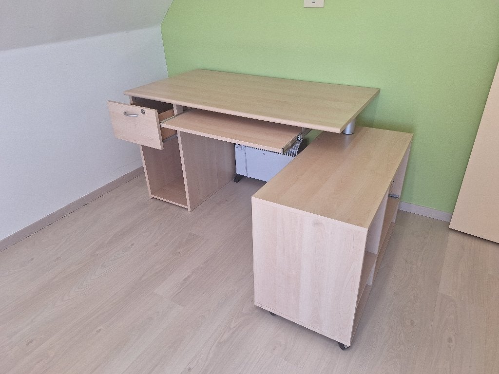 bureel/ bureau voor student, Huis en Inrichting, Bureaus, Ophalen, Overige typen, Hout, Met wielen
