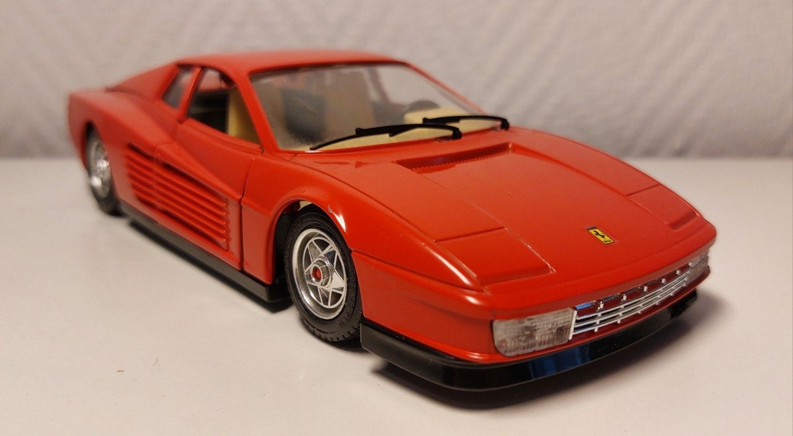 Burago Ferrari Testarossa rouge à l'échelle 1/24., Hobby & Loisirs créatifs, Voitures miniatures | 1:24, Enlèvement ou Envoi, Utilisé