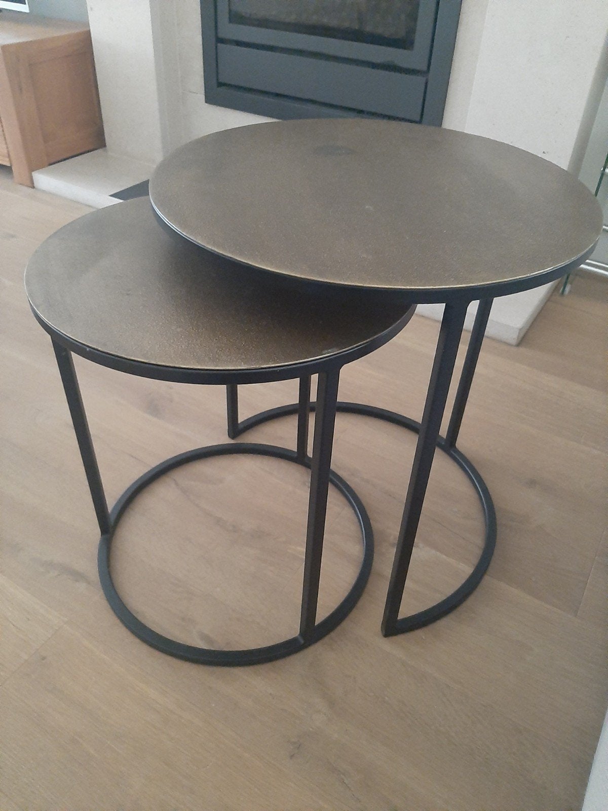Set van 2 stevige, brons-goudkleurige bijzettafels, Huis en Inrichting, Minder dan 55 cm, Gebruikt, Rond, Ophalen
