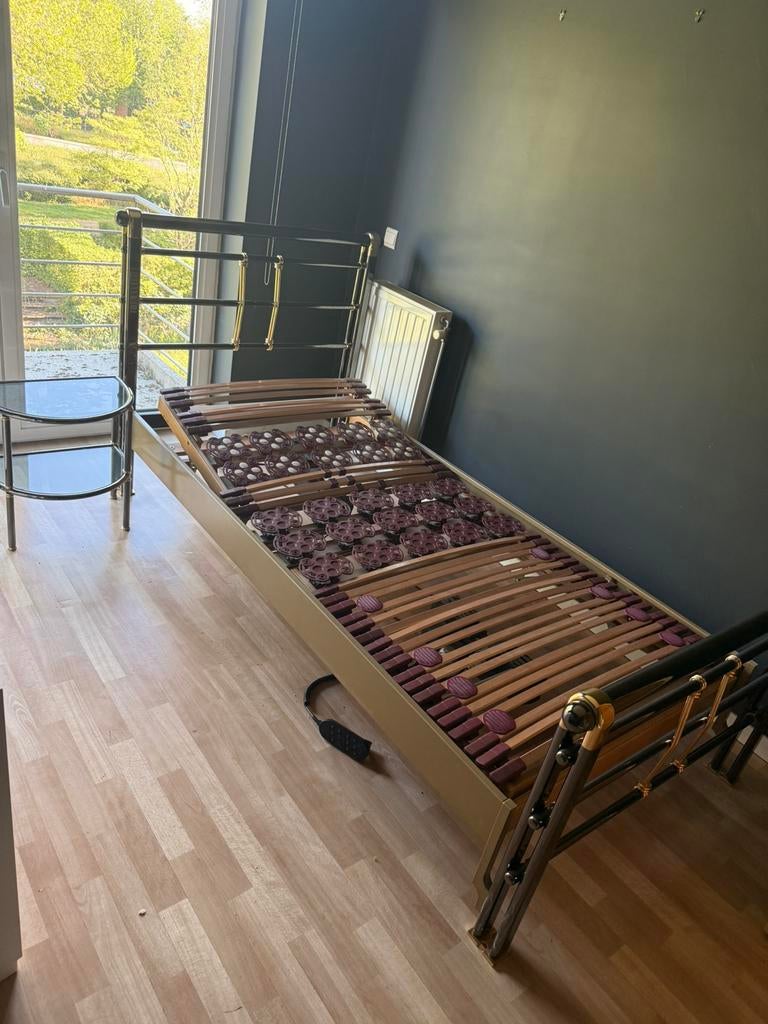 Bed met elektrische lamellen + Nachttafel, Enlèvement ou Envoi, Comme neuf