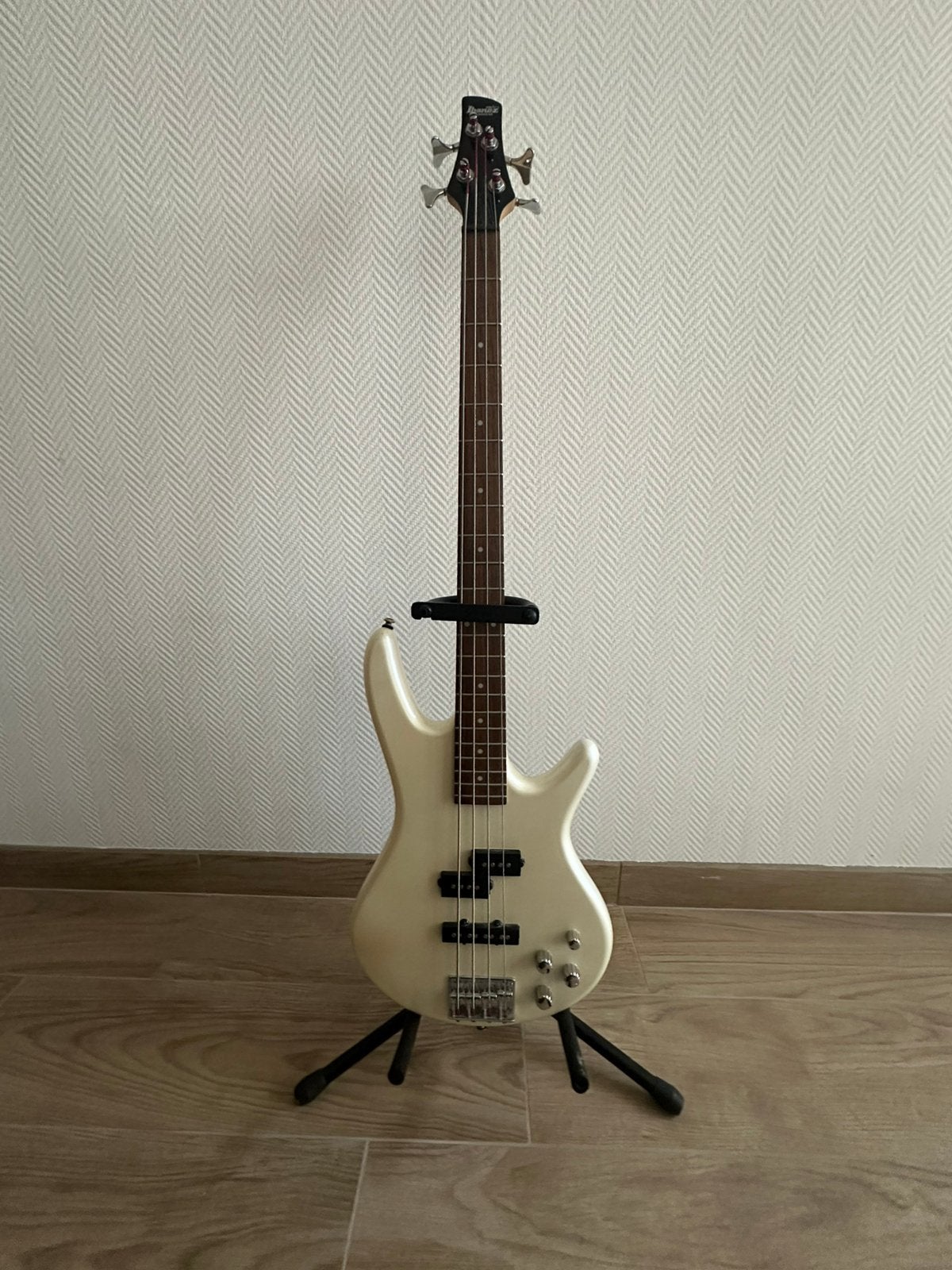 Basse Ibanez Gio GSR200 + stand., Muziek en Instrumenten, Snaarinstrumenten | Gitaren | Bas, Ophalen, Elektrisch