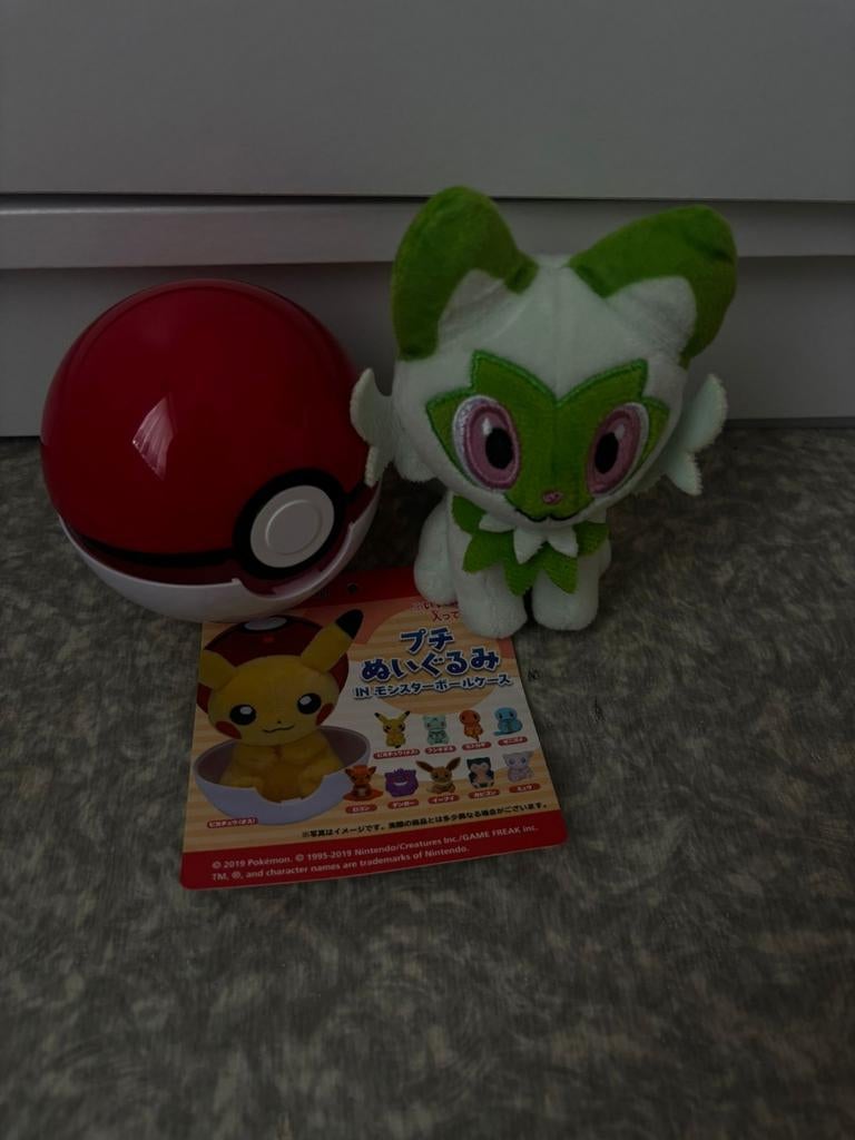 Pokémon Sprigatito knuffel + Poké Ball case, Games en Spelcomputers, Ophalen of Verzenden