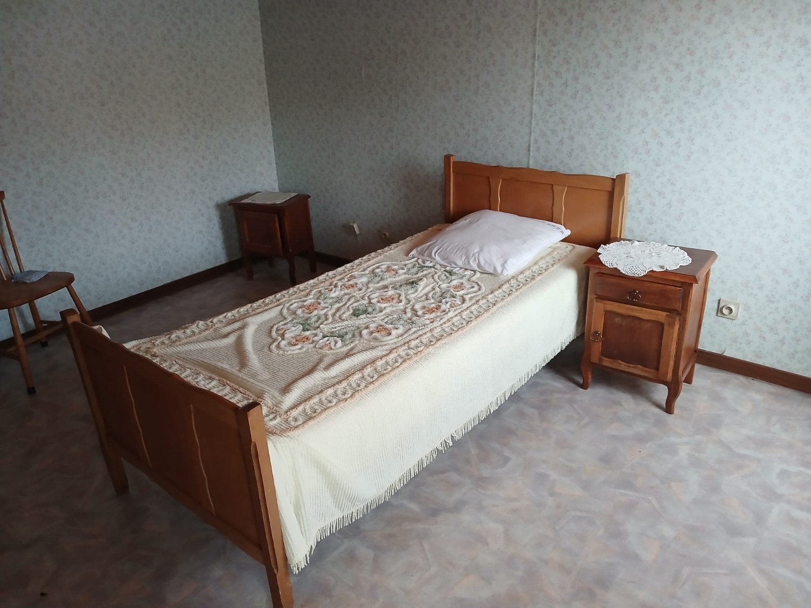 Lit bois + table de chevet, Maison & Meubles, Chambre à coucher | Chambres à coucher complètes, Enlèvement, Utilisé, Une personne