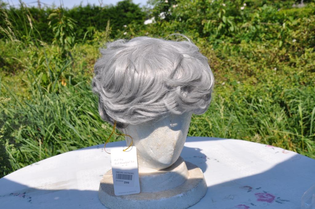 §  perruque synthetique gris moyen neuve('1), Enlèvement ou Envoi, Neuf, Perruque ou Extension de cheveux