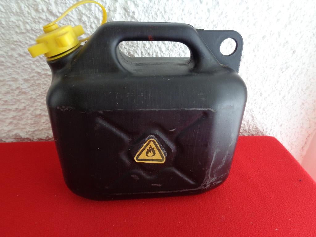 Bidon à essence plastique, 5 litres, noir, avec bec verseur, Enlèvement ou Envoi, Neuf