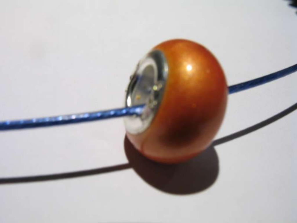 Bedel: oranje, Bijoux, Sacs & Beauté, Bracelets à breloques, Neuf, Autres marques, Autres matériaux, 1 bracelet à breloques, Enlèvement ou Envoi