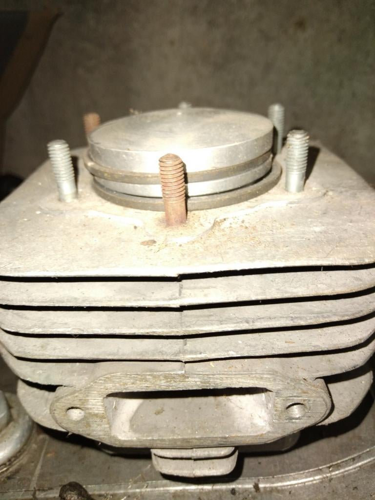 Oldtimer brommeronderdelen Peugeot cillinder, Fietsen en Brommers, Brommeronderdelen | Oldtimers, Ophalen of Verzenden, Zo goed als nieuw