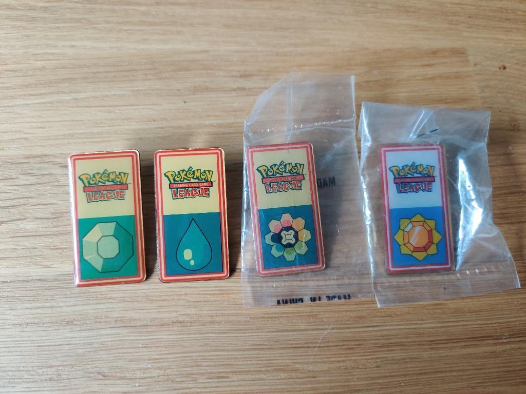 Pokémon League Pins + accessoires, Enlèvement ou Envoi, Comme neuf, Marque, Insigne ou Pin's