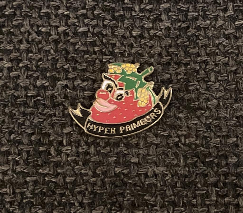 PIN - HYPER PRIMEURS - FRAISE - AARDBEI, Verzenden, Gebruikt, Overige onderwerpen, Speldje of Pin