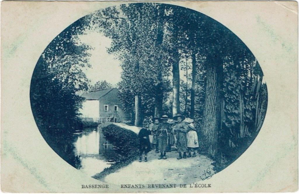 Carte postale ancienne Bassenge Enfants revenant de l'école, Envoi, Non affranchie, Liège