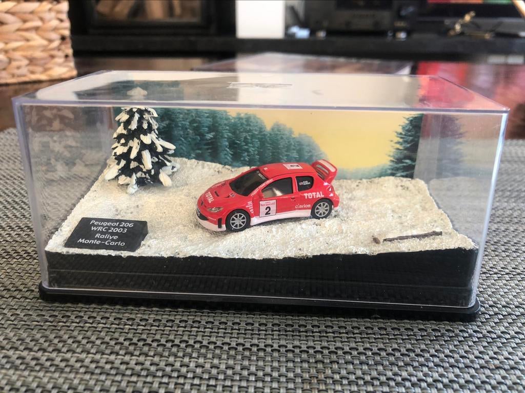 Peugeot 206 WRC 2003 + diorama 1/87, Enlèvement, Comme neuf, Voiture