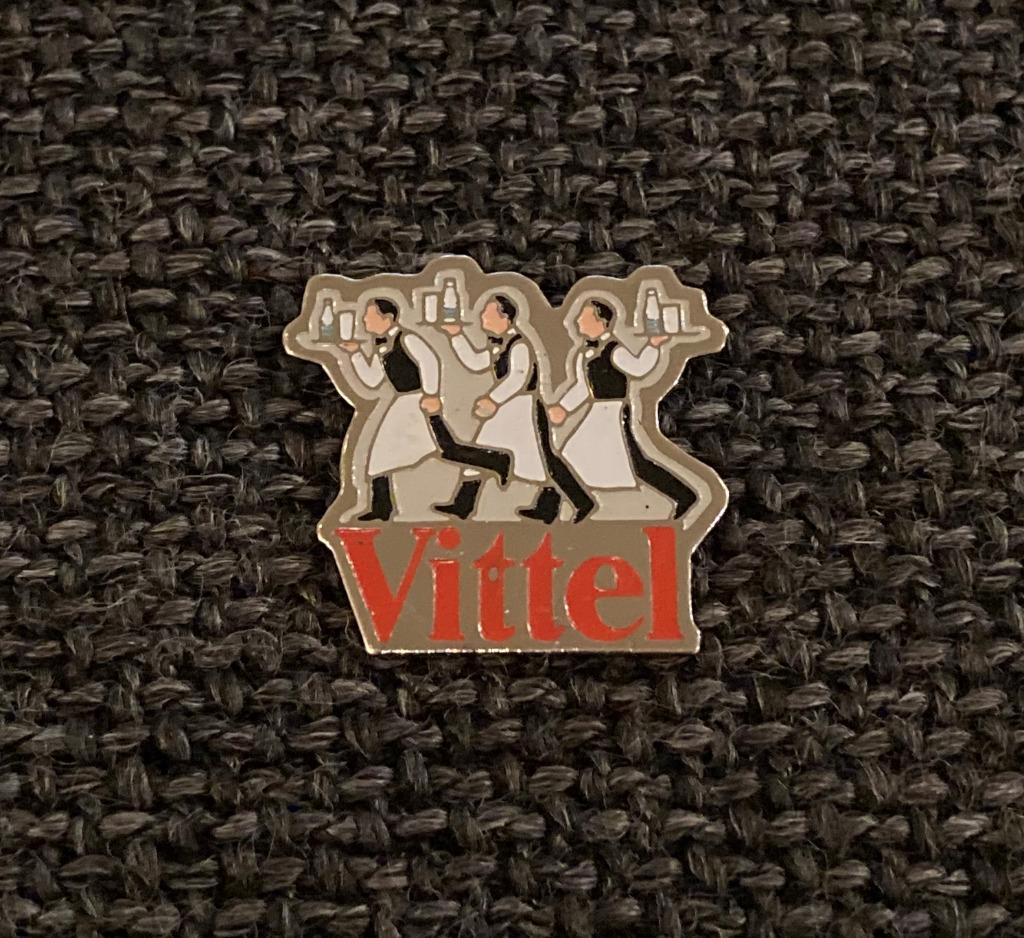 PIN - VITTEL - WATER - EAU MINÉRALE, Envoi, Utilisé, Marque, Insigne ou Pin's