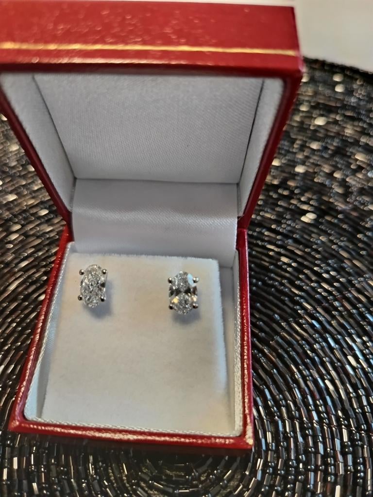 boucles d'oreilles en diamant. Tous les détails sont montrés, Enlèvement ou Envoi