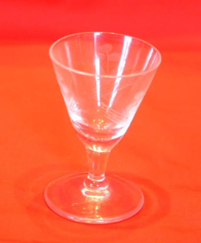 verre a liqueur taillé sur pied (2), Antiquités & Art, Enlèvement ou Envoi