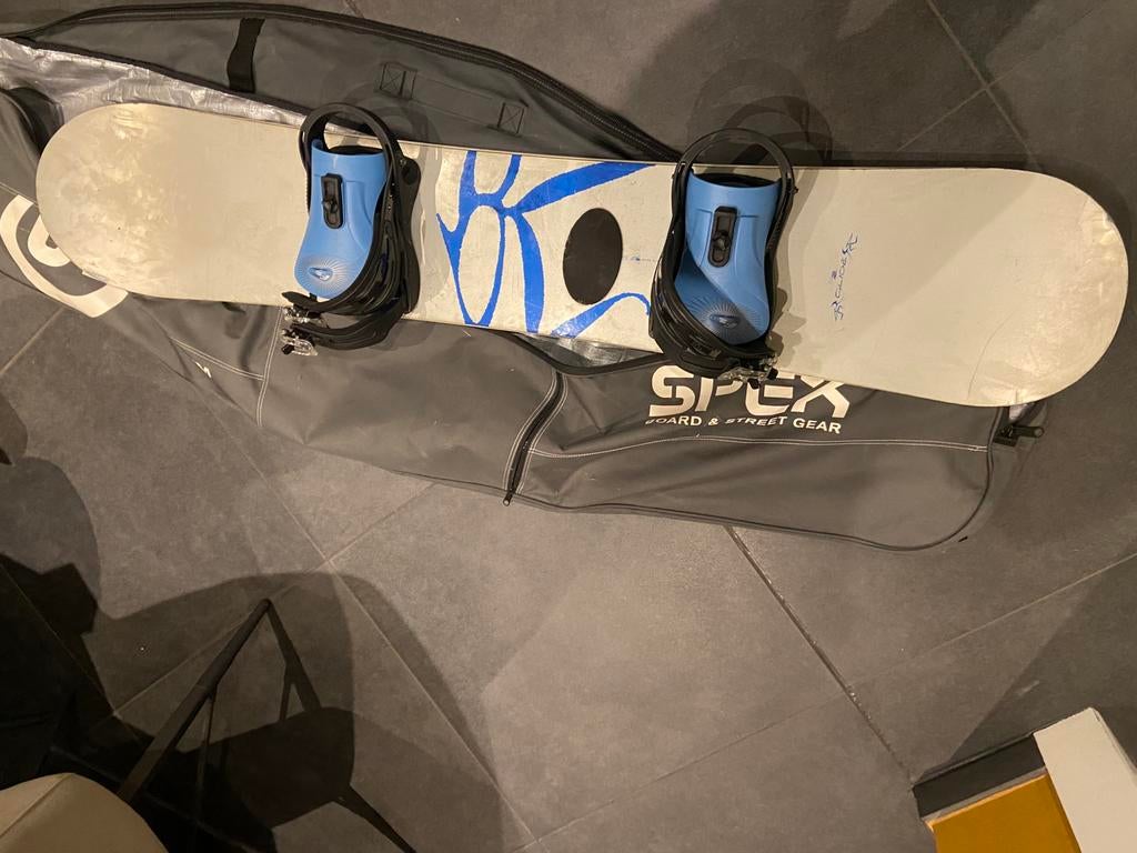 F2 dnowboard met bindingen, boots en board tas, Sport en Fitness, Ophalen, Zo goed als nieuw, Board