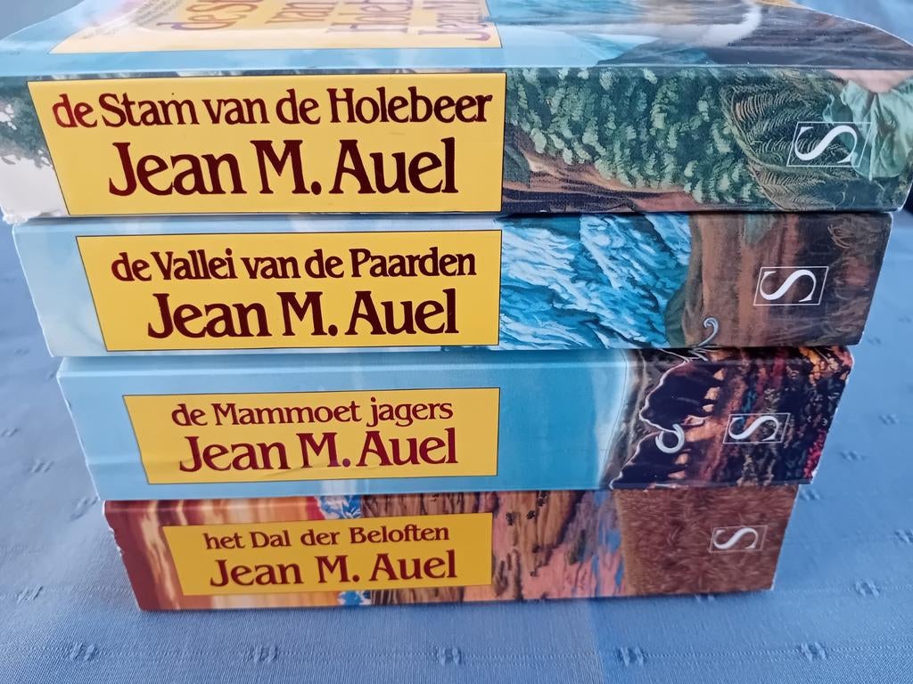 Jean M. Auel  - De aardkinderen deel 1 tem 4, Boeken, Ophalen of Verzenden, Zo goed als nieuw