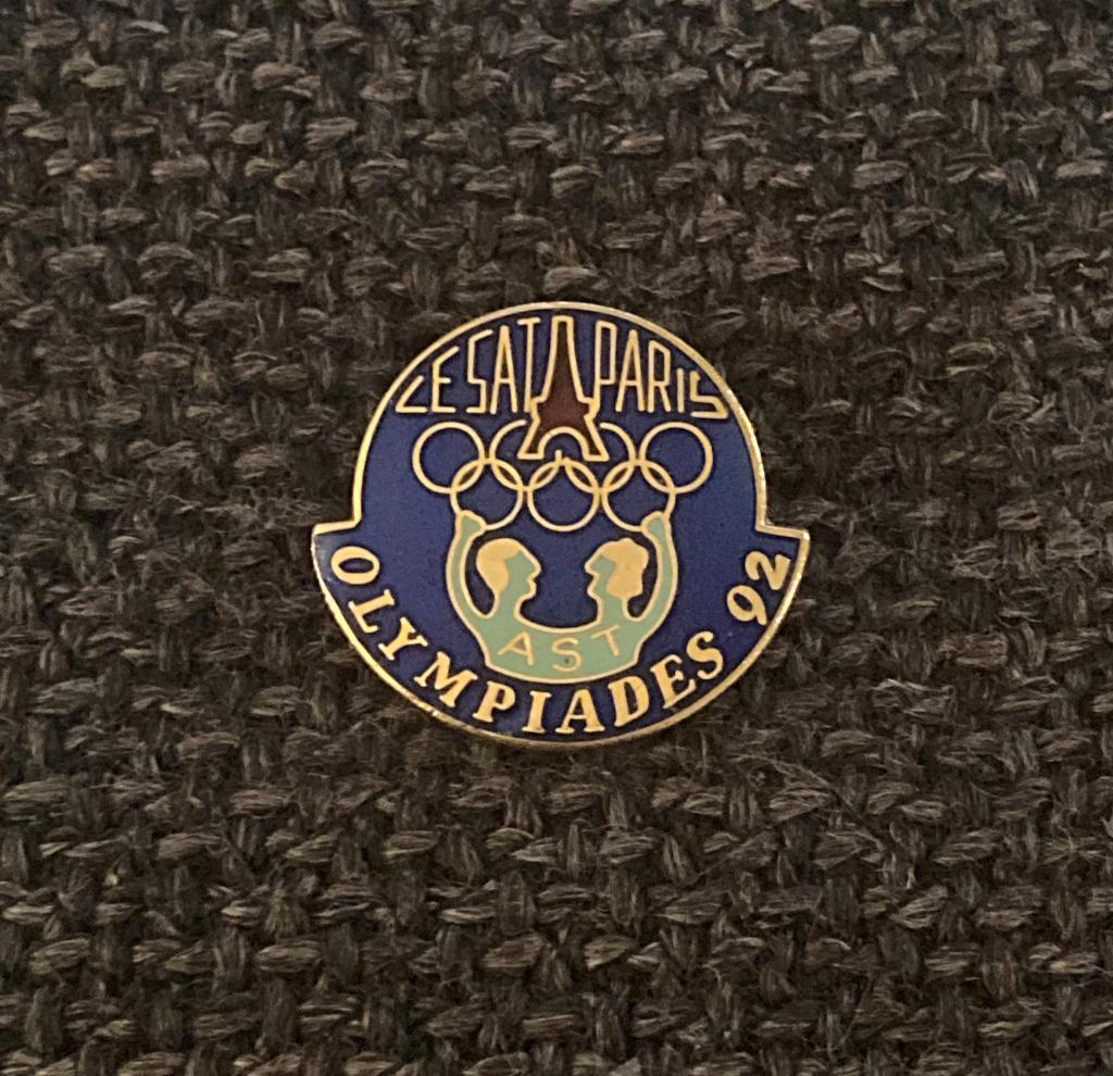 PIN - OLYMPIADES 92 - OLYMPISCHE SPELEN - JEUX OLYMPIQUES, Collections, Envoi, Utilisé, Sport, Insigne ou Pin's