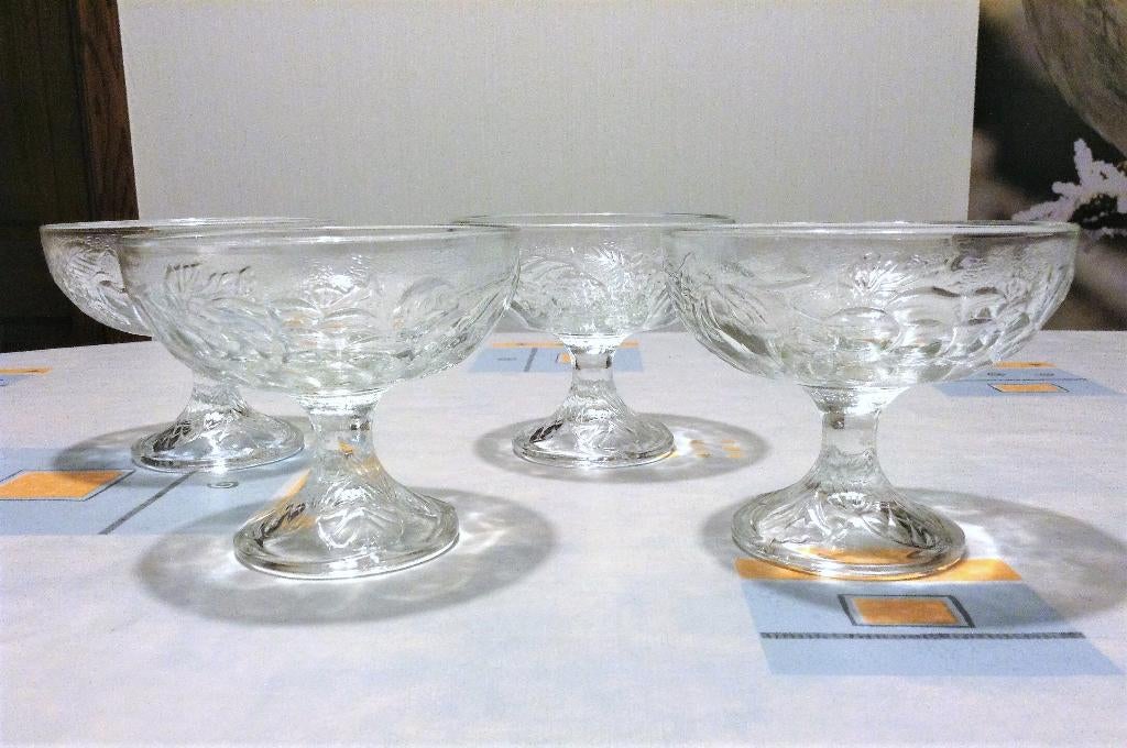 4 coupes glacées vintage à dessert ou à la crème glacée sur, Verre ou Verres, Enlèvement ou Envoi, Comme neuf, Verre