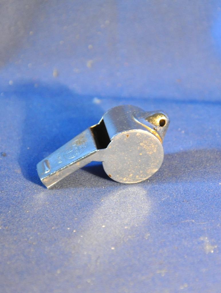 sifflet d'arbitre en metal chromé hampion, Collections, Enlèvement ou Envoi, Utilisé, Autres types