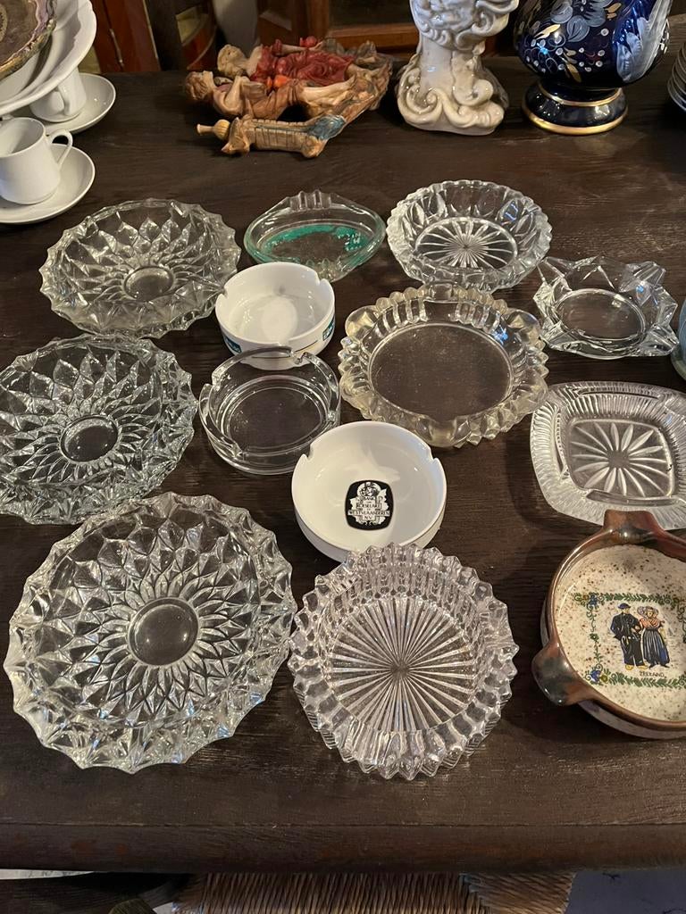 Verschillende asbakken in verschillende materialen, Ophalen