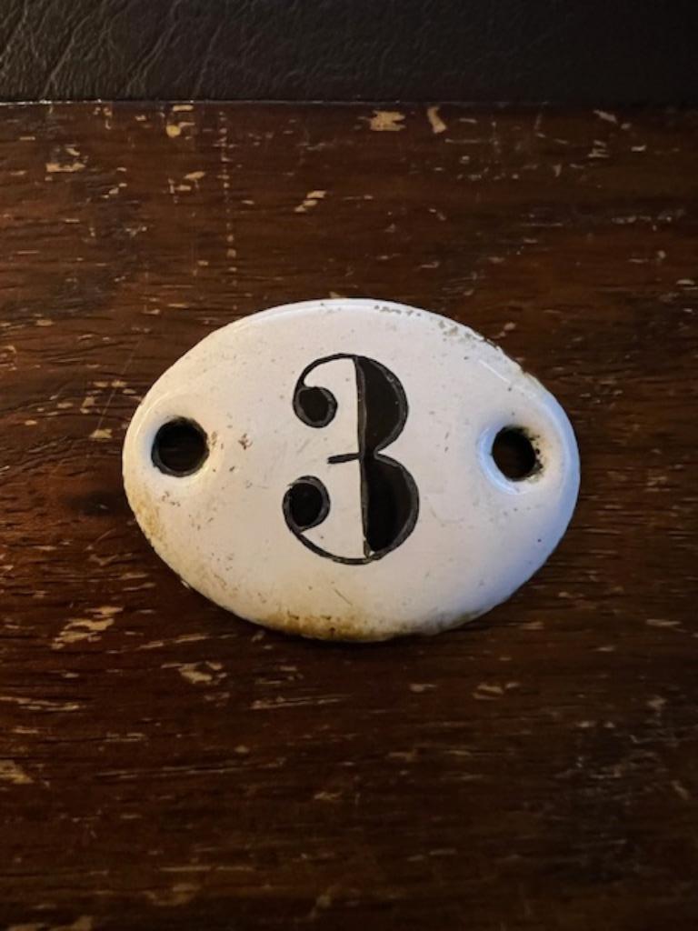 Numéro 3, plaque émaillée ancienne, Enlèvement