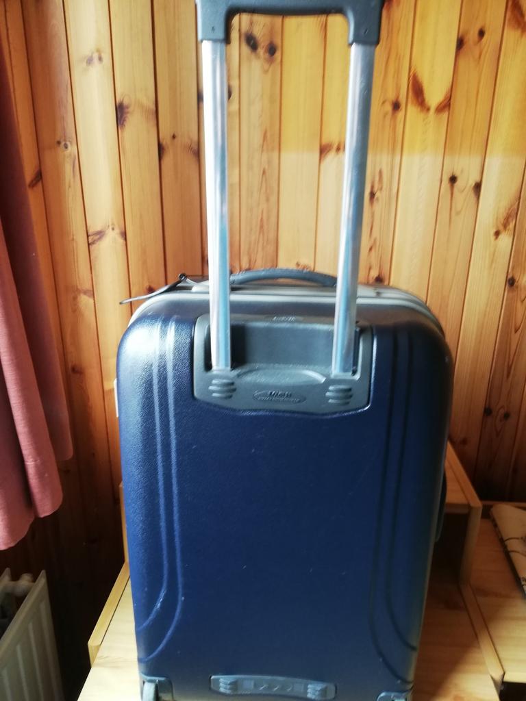Grande valise rigide triple fermeture, Bijoux, Sacs & Beauté, Valises, Roulettes