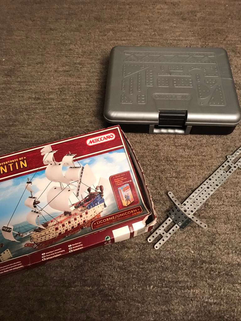 MECCANO OPBERGDOOS MET EXTRA STUKKEN EN PIRATENBOOT KUIFJE, Ophalen, Zo goed als nieuw