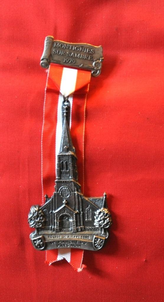 medaille de 4eme marche pays noir 1979 eglise st pierre, Enlèvement ou Envoi, Autres matériaux