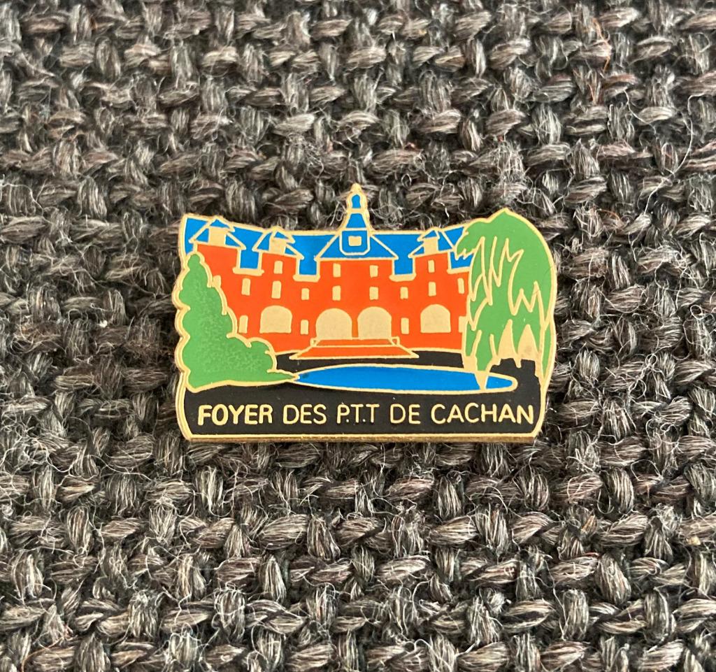 PIN - FOYER DES P.T.T. DE CACHAN - FRANCE - FRANKRIJK, Verzamelen, Verzenden, Gebruikt, Stad of Land, Speldje of Pin