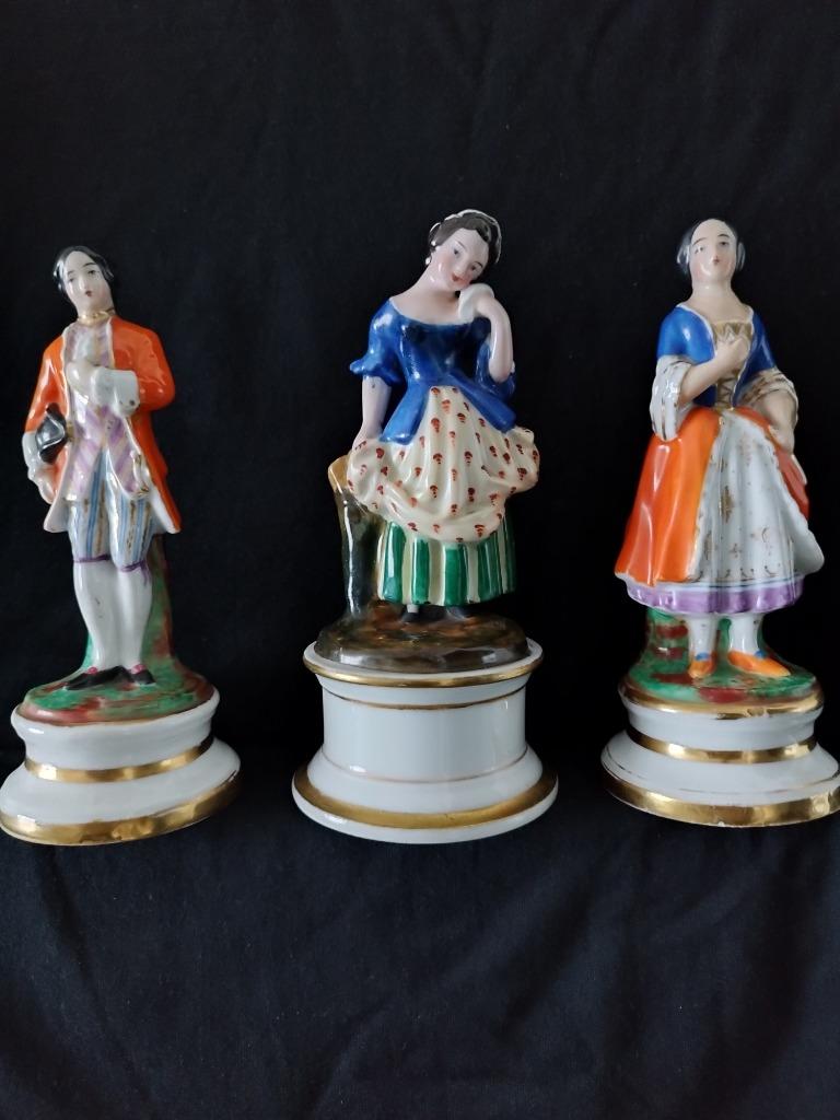 Trois figurines en porcelaine, XIXe siècle, Enlèvement