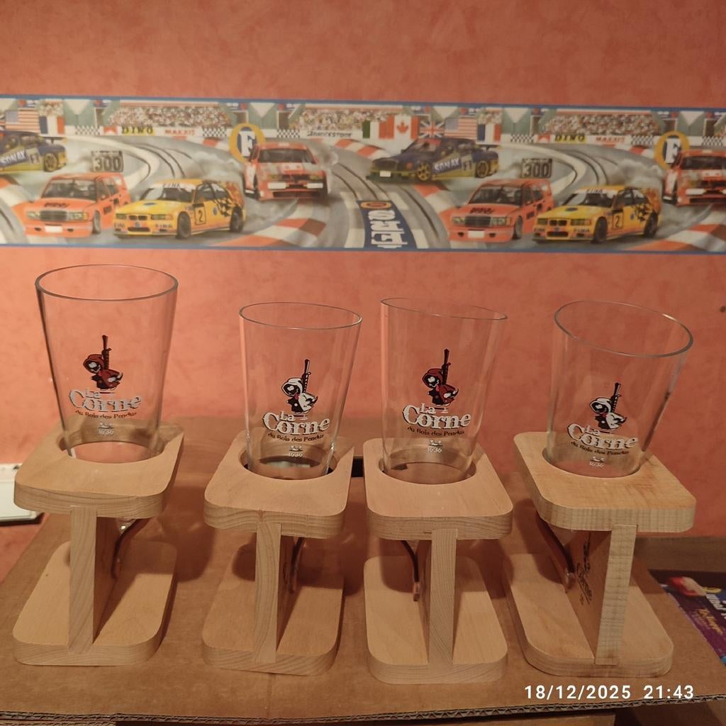 4 verres sur support en bois : LA CORNE DU BOIS DES PENDUS ., Collections, Marques de bière, Enlèvement, Comme neuf, Verre ou Verres