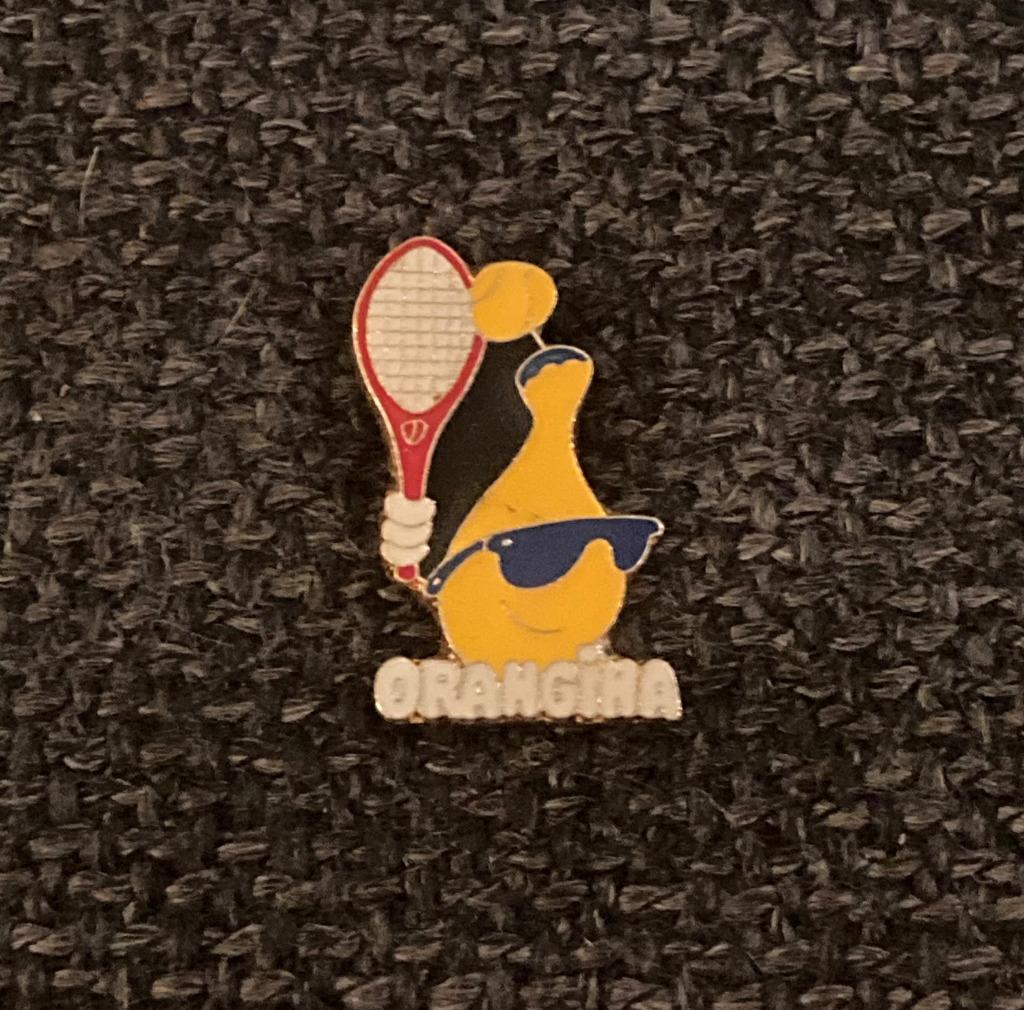 PIN - ORANGINA - LIMONADE - LEMONADE - TENNIS, Verzamelen, Verzenden, Gebruikt, Merk, Speldje of Pin
