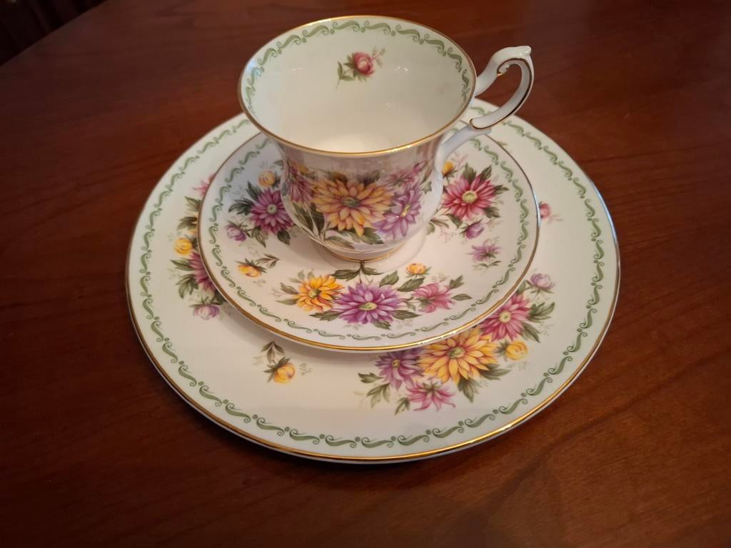 Trio de porcelaine anglaise de la Reine, Enlèvement ou Envoi