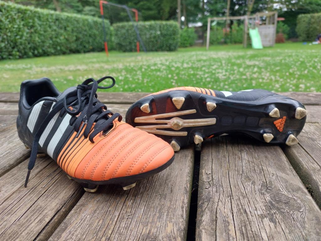 Voetbalschoenen Adidas maat 41 1/3, Ophalen, Zo goed als nieuw, Schoenen