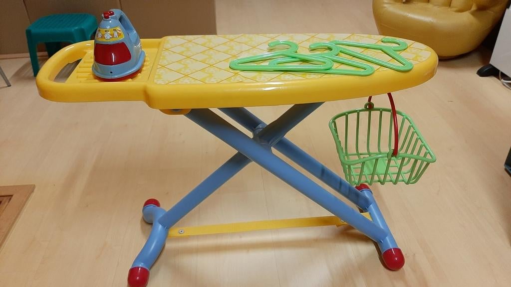 Strijkplankje voor kinderen, met strijkijzer, hangers, mand., Ophalen, Zo goed als nieuw