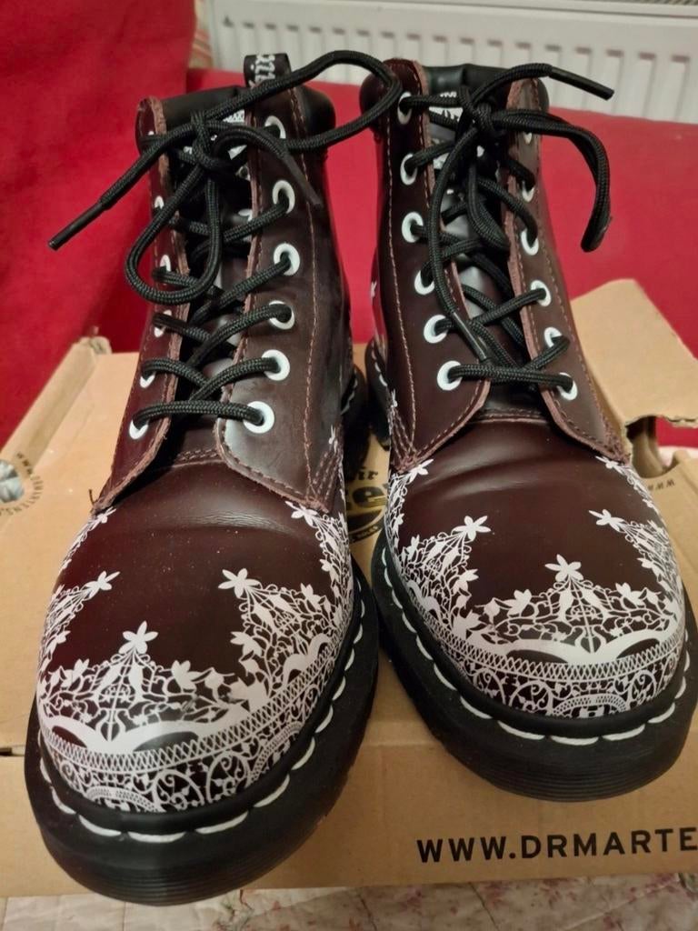 Dr Martens bordeaux et blanc rares, Kleding | Dames, Ophalen of Verzenden, Zo goed als nieuw, Wit