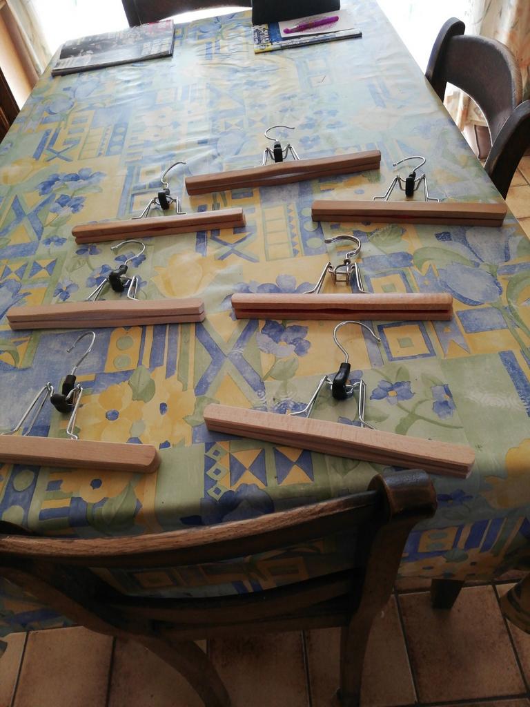 7 cintres pantalons en bois. Neufs., Enlèvement ou Envoi, Comme neuf