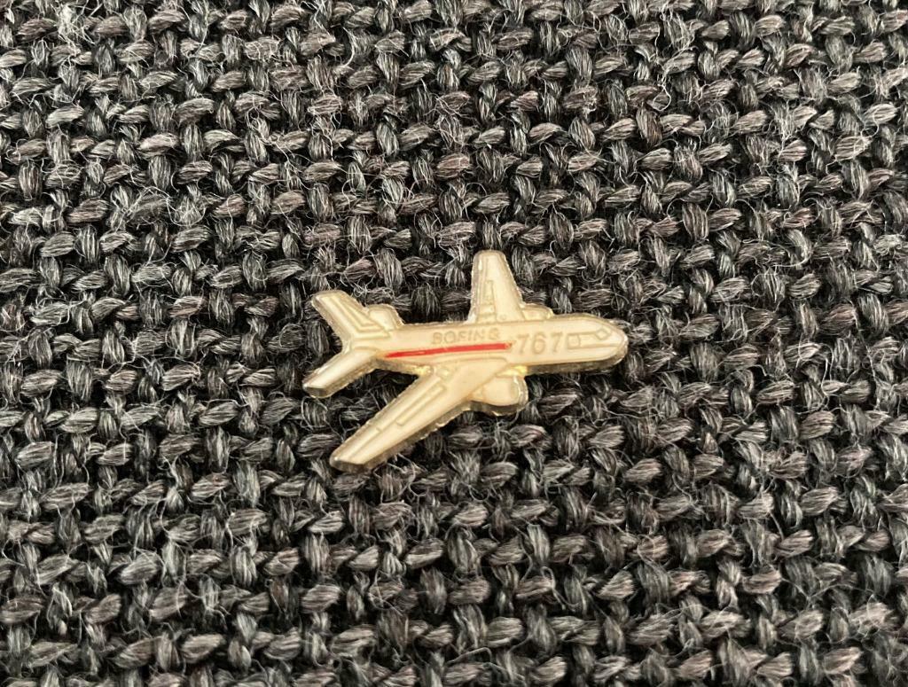 PIN - BOEING 767 - AIRPLANE - PLANE - AVION - VLIEGTUIG, Envoi, Utilisé, Transport, Insigne ou Pin's