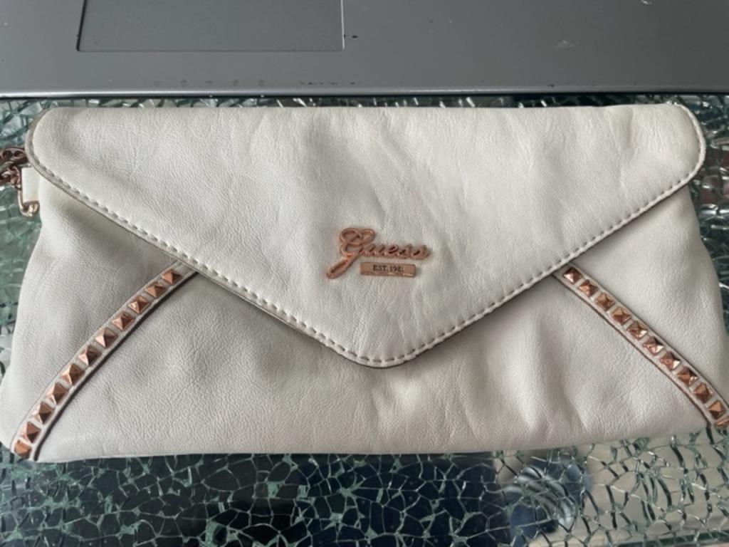 Guess handtasje wit met studs Als Nieuw, Ophalen of Verzenden, Zo goed als nieuw, Wit, Avondtasje