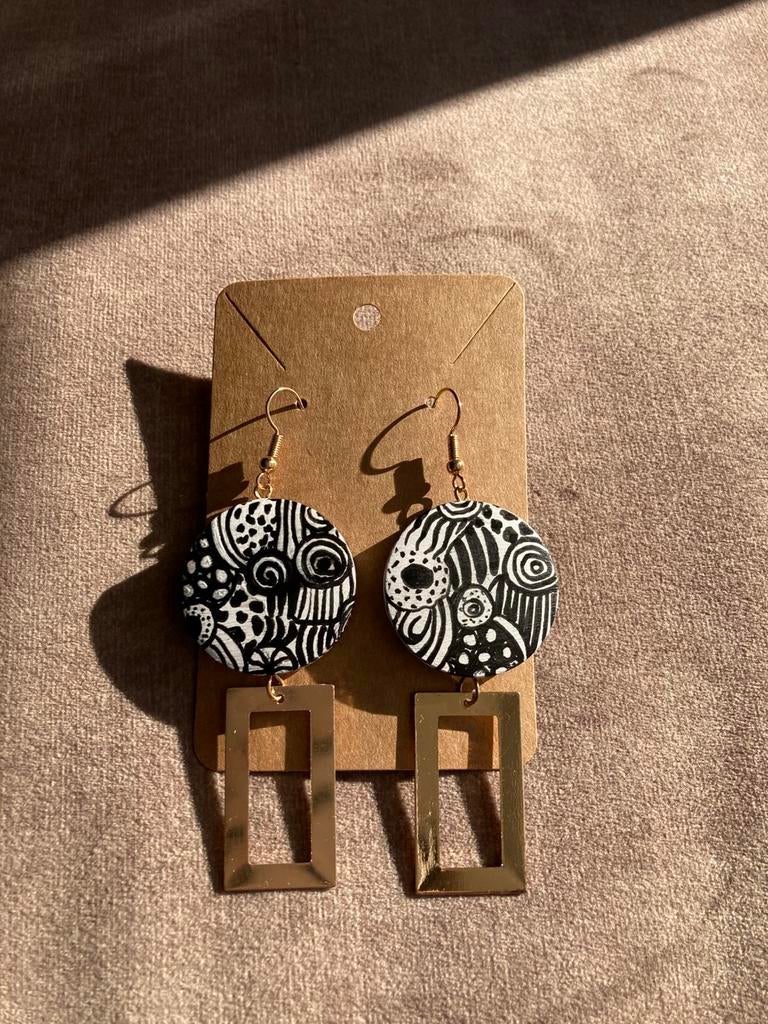 Handbeschilderde Oorbellen Black&White abstract🖤🤍, Ophalen of Verzenden, Nieuw, Overige materialen, Hangers