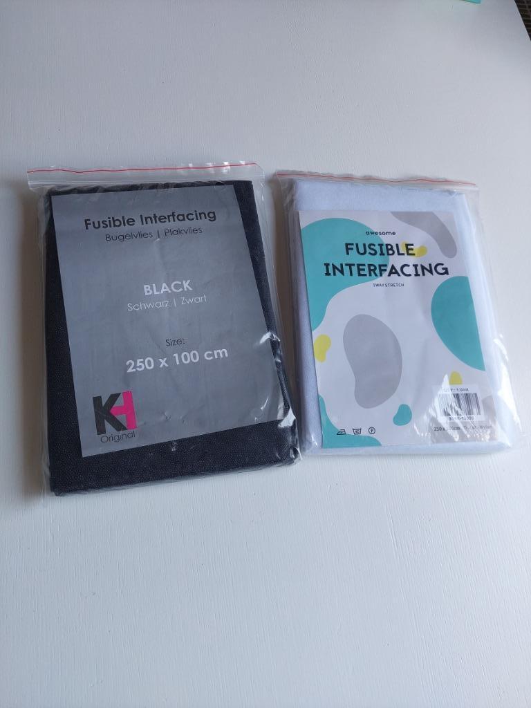 421) 2 sachets de molleton adhésif 250x100cm blanc + noir, Enlèvement ou Envoi, Neuf, Autres types