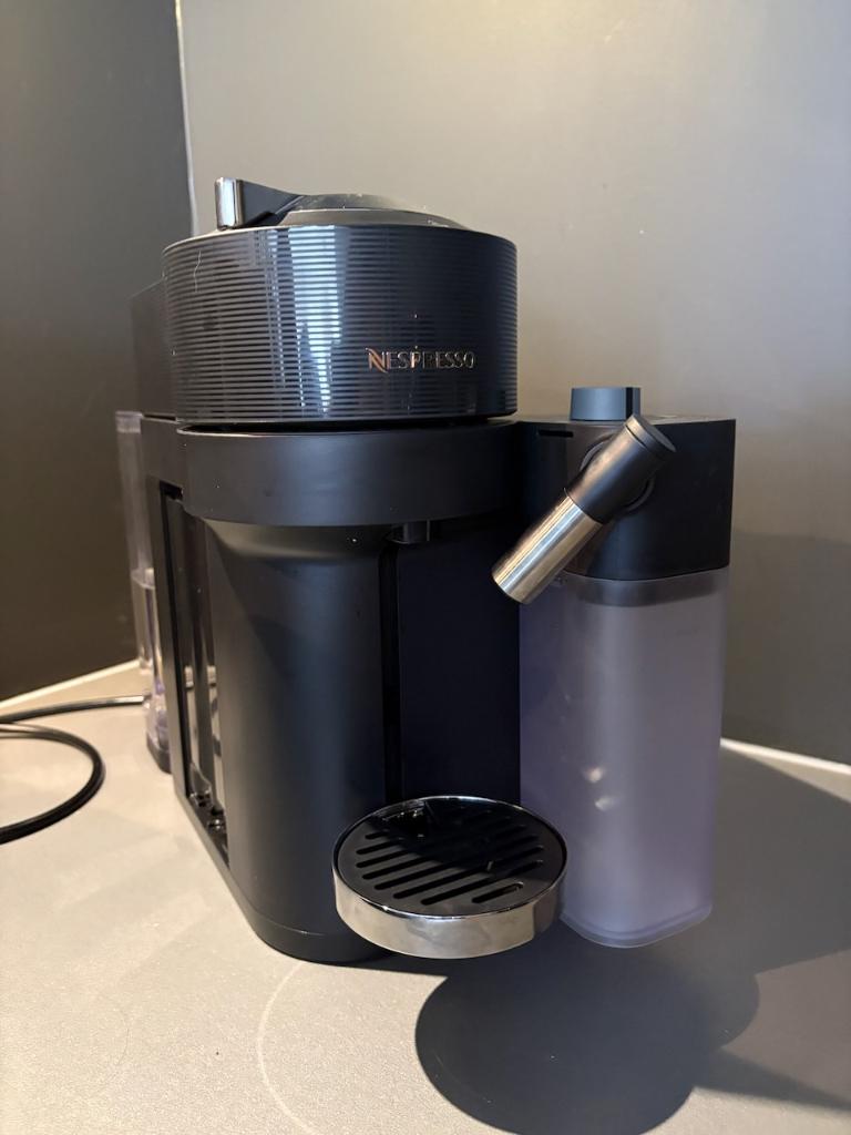 Nespresso Vertuo Lattissima amper gebruikt incl capsules, Elektronische apparatuur, Koffiezetapparaten, Koffiepads en cups, Espresso apparaat