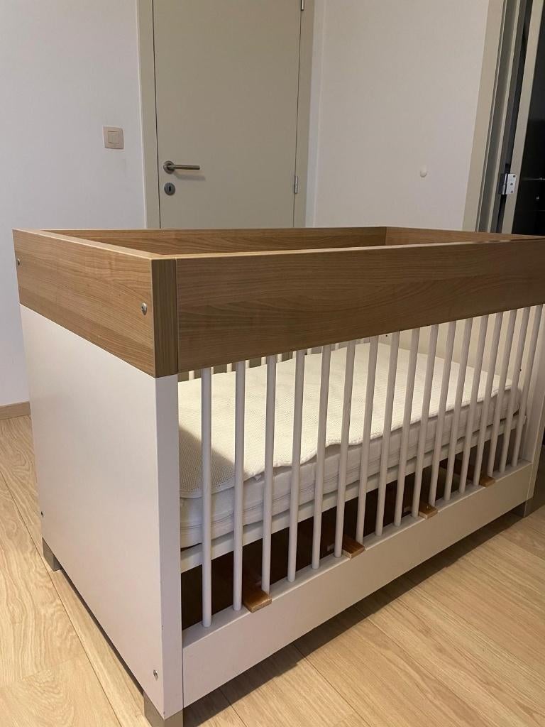Chambre bébé Quax — lit + placard + commode — blanc/noyer, Enlèvement, Comme neuf, Garçon ou Fille