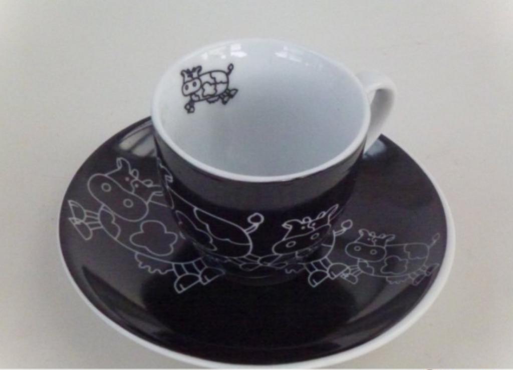 Tasse avec soucoupe vache 2 pièces, capacité 80 ml, Enlèvement ou Envoi, Comme neuf, Autres matériaux, Tasse(s) et/ou soucoupe(s)