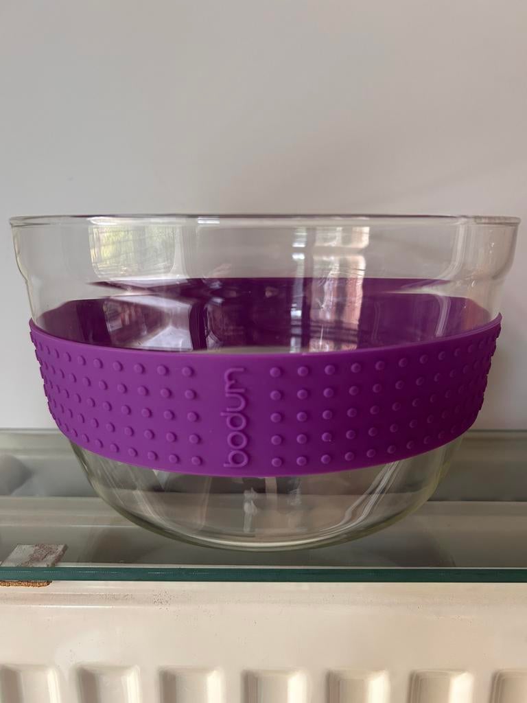 Kom merk Bodum met paarse band D22cm, Huis en Inrichting, Keuken | Potten en Pannen, Ophalen, Zo goed als nieuw