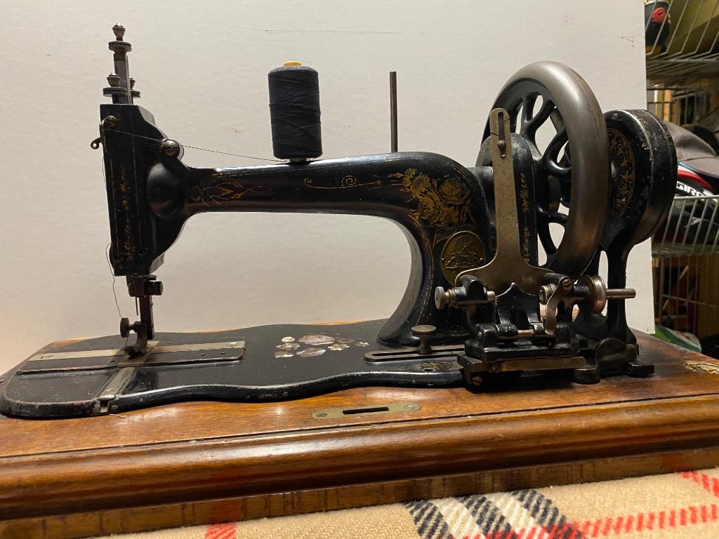 Antiek naaimachine, Ophalen