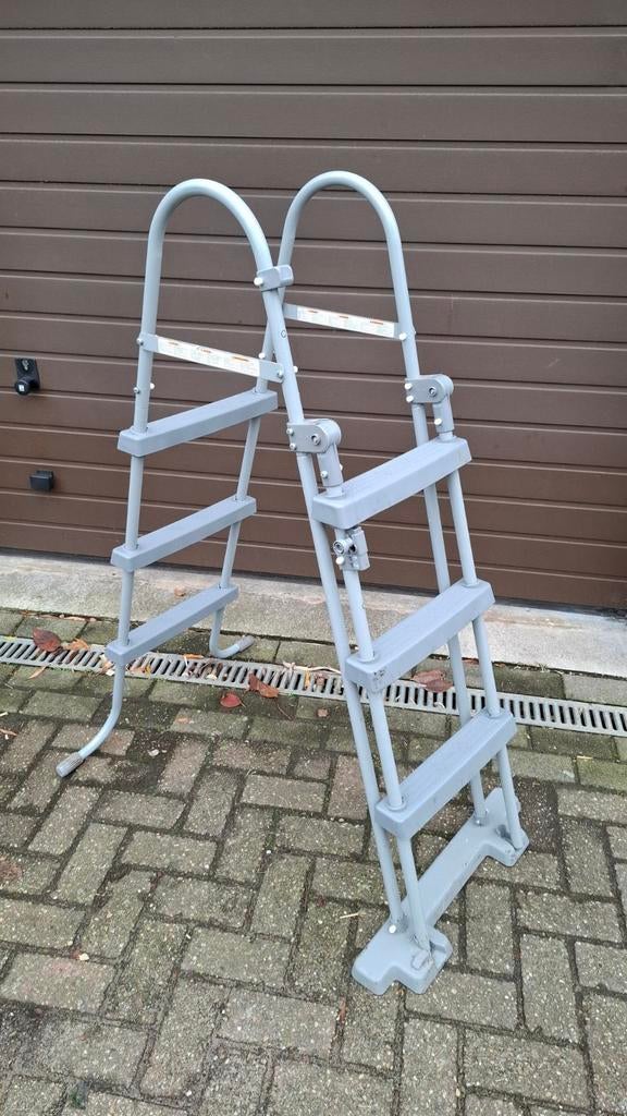 Zwembad  trapje, Ophalen