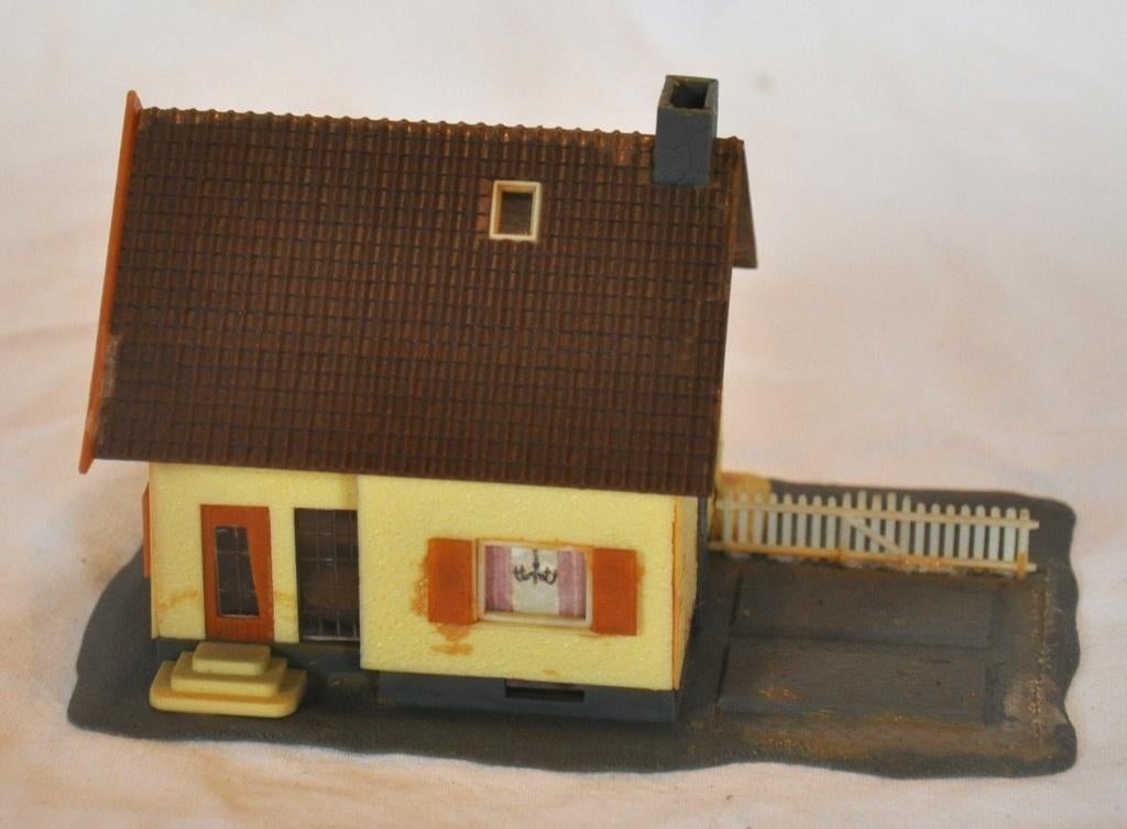 maison en plastique pour décor train miniature, Collections, Enlèvement ou Envoi, Utilisé, Train, Modèle réduit