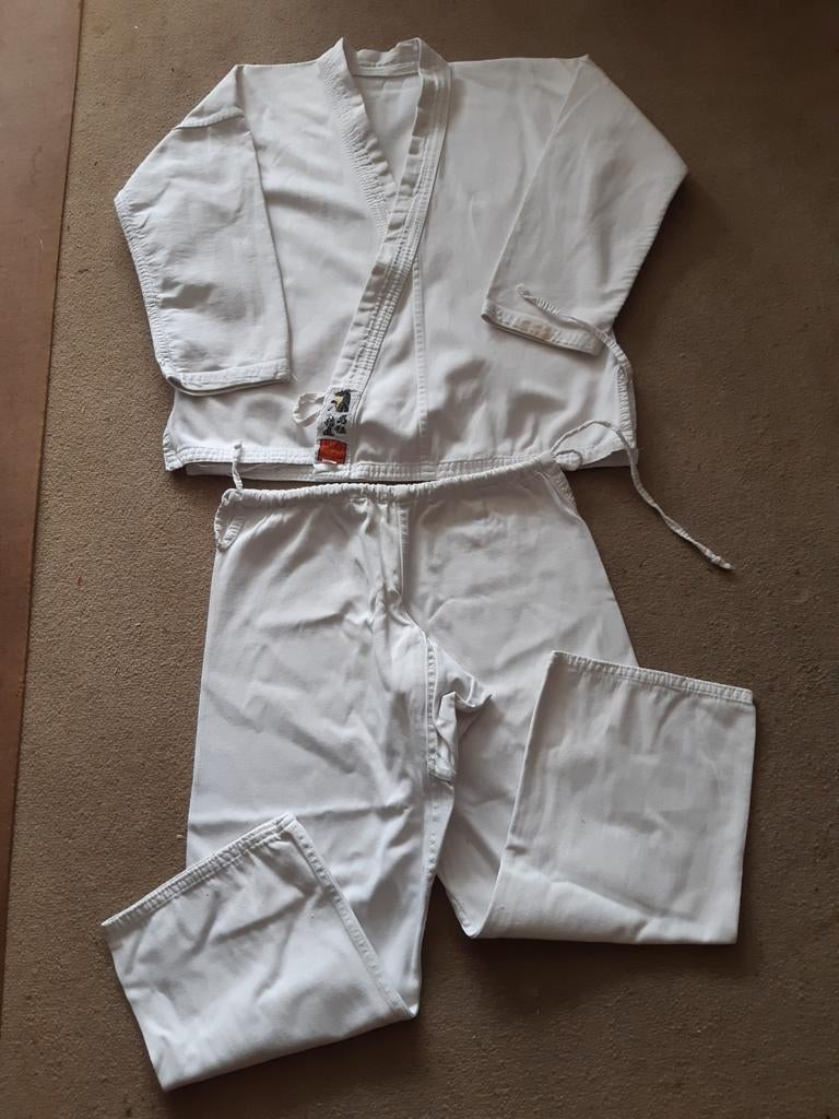 karate kinderen tenue, Sport en Fitness, Vechtsporten en Zelfverdediging, Ophalen of Verzenden, Gebruikt, Karate